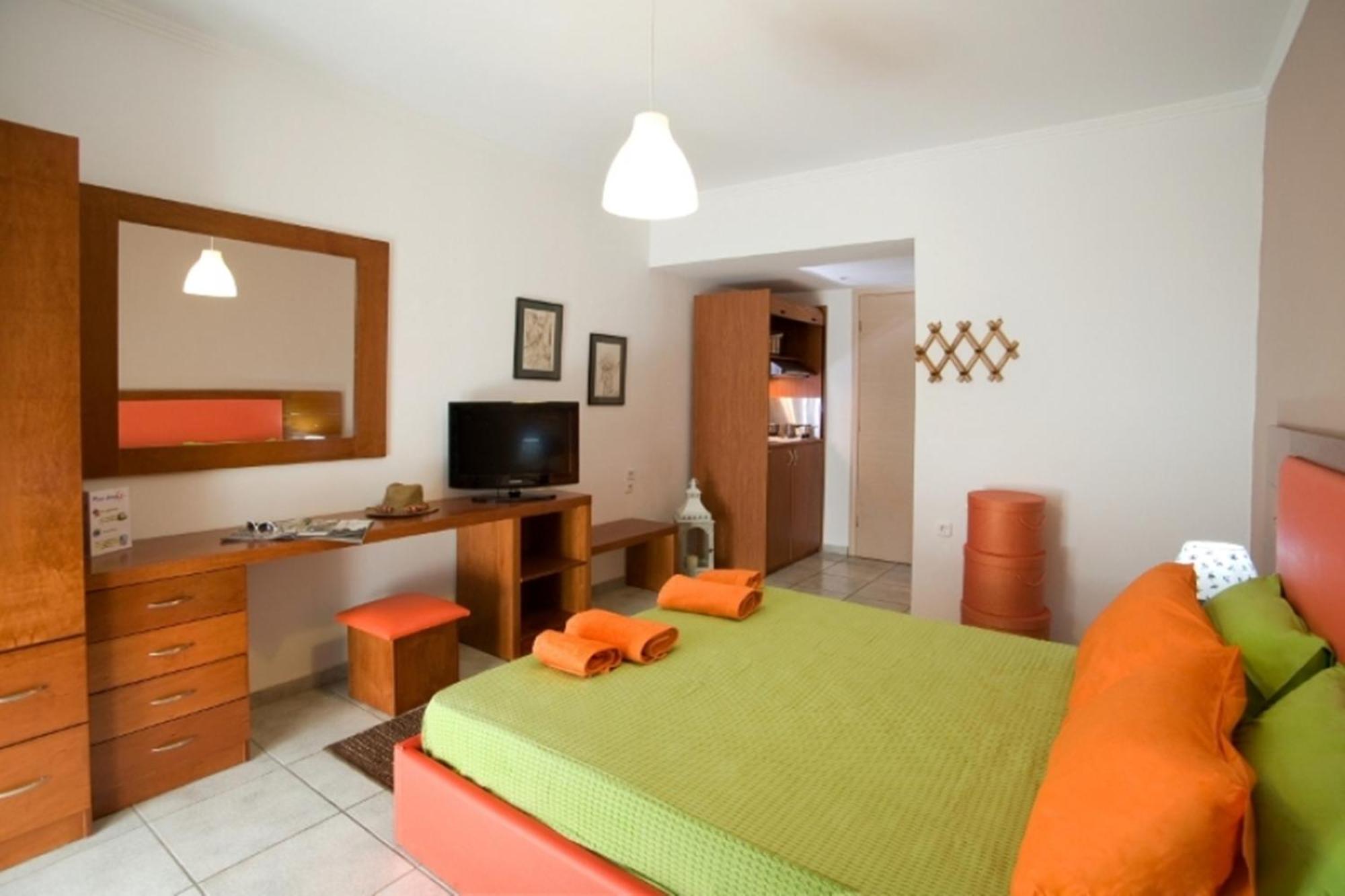 Poros Beach Studios Extérieur photo