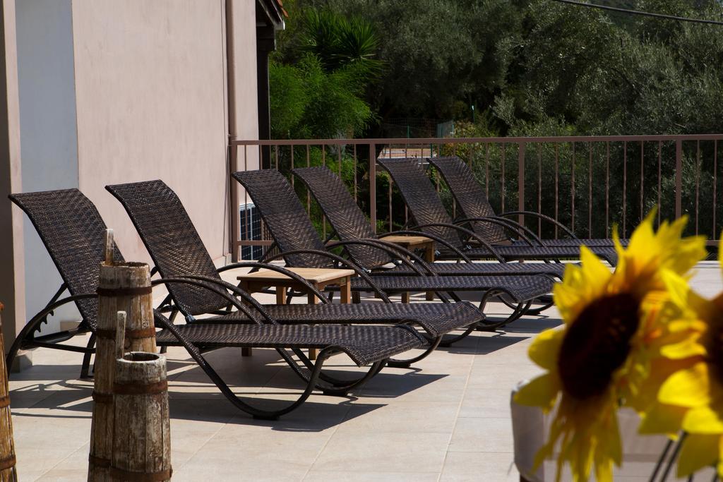 Poros Beach Studios Extérieur photo